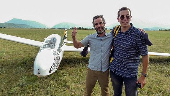 Premier vol solo de Samuel avec son instructeur Etienne